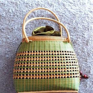 Handbag basket style